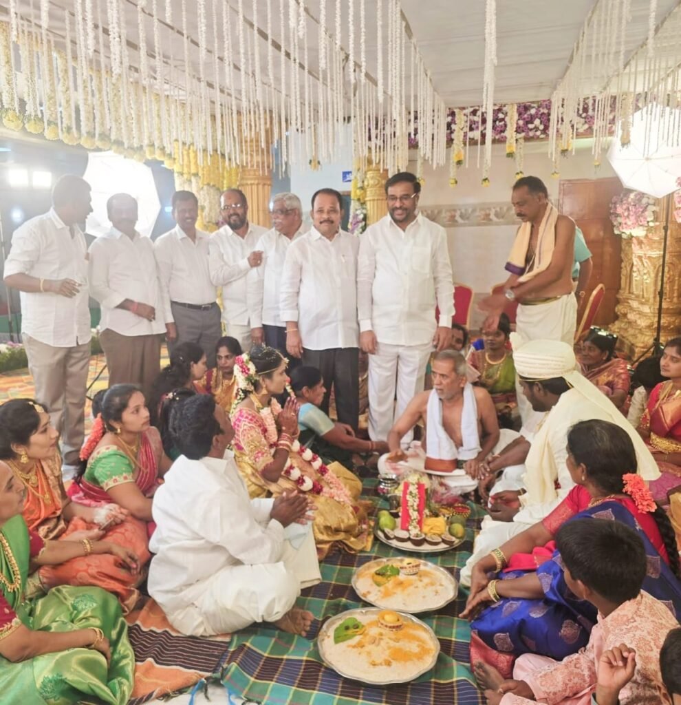 ఆవుల వారి కళ్యాణ వేడుకల్లో పొన్నపు రెడ్డి తో కలిసి పాల్గొన్న రెడ్యo.