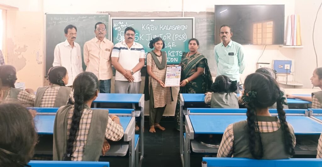 విద్యార్థులకు రైటింగ్ ప్యాడ్స్ పంపిణీ