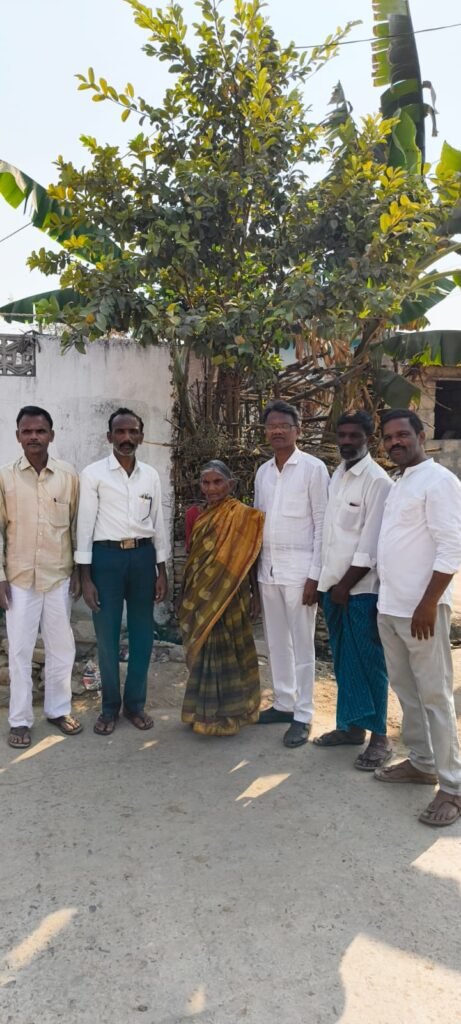 ప్రపంచ మహిళా దినోత్సవం సందర్భంగా మాజీ సర్పంచ్ సారమ్మ ను సత్కరించిన కుమారులు.