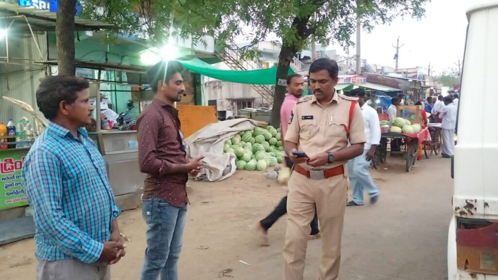 కమలాపురం క్రాస్ రోడ్డులో వాహనాల తనిఖీలు నిబంధనలు ఉల్లంఘించిన వారిపై చలానాలు