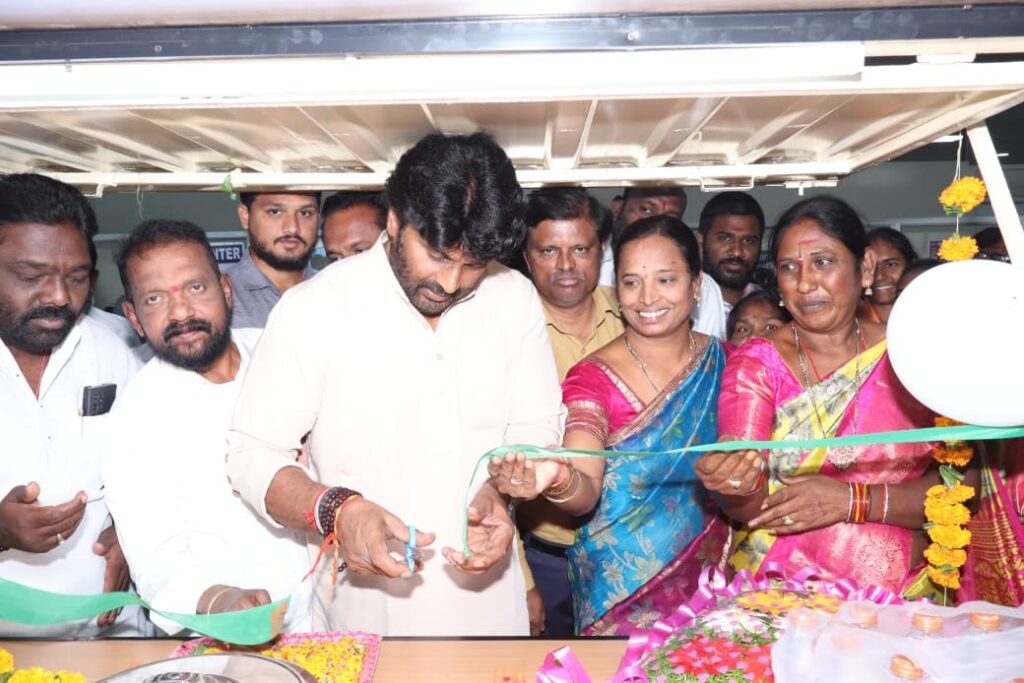 గోదావరిఖని ప్రభుత్వ ఆసుపత్రిలో ఇంద్ర మహిళా శక్తి క్యాంటిన్ ను గౌరవ ఎమ్మెల్యే ఎం. రాజ్ ఠాకూర్ గారు ప్రారంభించారు