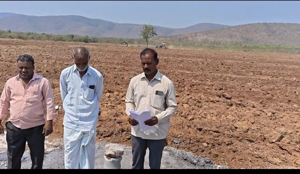 భూ కబ్జాదారుల చేతిలో మా పొలం.. కబ్జాదారులకు అధికారుల అండదండలు