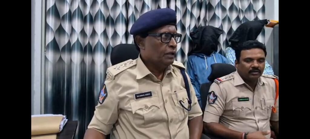 లిక్విడ్ గంజాయి అమ్ముతున్న ఇద్దరు యువకులను ఒక మైనర్ బాలుడిని అరెస్ట్ చేసిన పాత గుంటూరు పోలీసులు