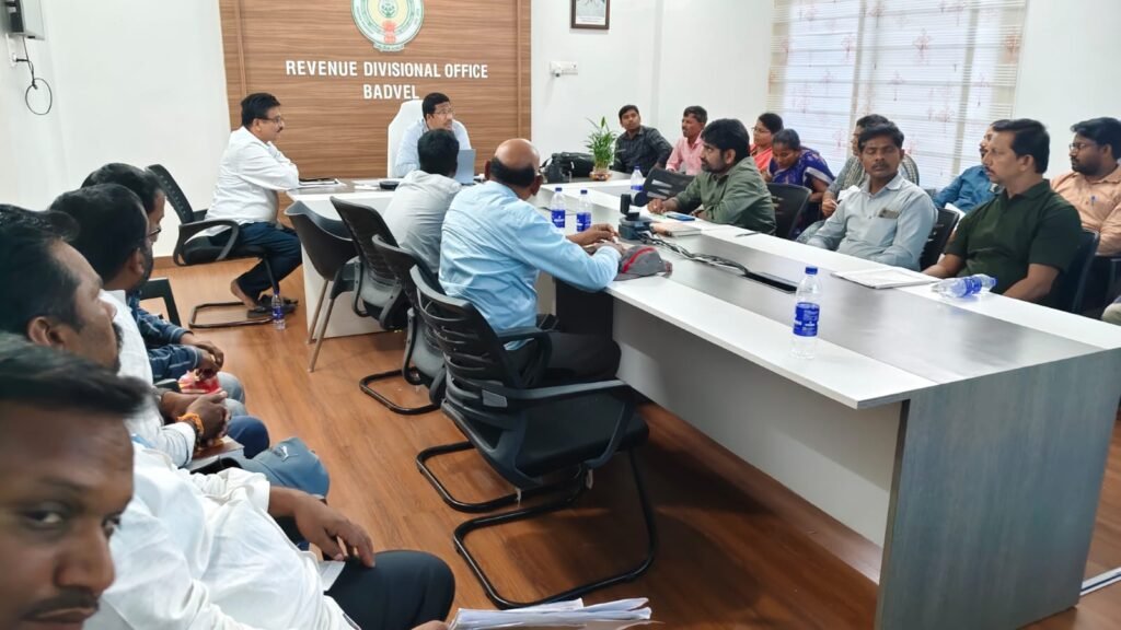 ట్యాక్స్ కలెక్షన్ మరియు అభివృద్ధి పనులపై సిబ్బందితో సమీక్ష సమావేశం,మున్సిపాలిటీ స్పెషల్ ఆఫీసర్ శ్రీ ఏ. చంద్రమోహన్