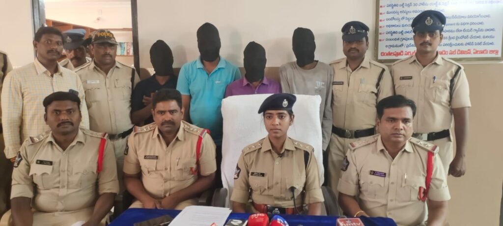 మెయిన్ డోర్ లాక్ మరియు బీరువా తాళాలు పగలు కొట్టి గోల్డ్ దొంగతనం చేశారు