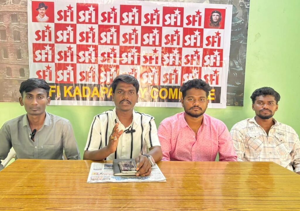 మధ్యాహ్న భోజన పథకంపై గరికపాటి వాఖ్యలు సిగ్గుచేటు.విద్యార్థులకి క్షమాపణలు చెప్పాలి.  ఎస్ఎఫ్ఐ