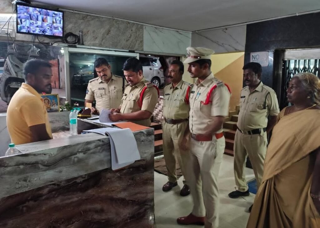 మంగళగిరి  లాడ్జ్‌లు, హోటళ్లపై పోలీసుల అకస్మిక తనిఖీలు