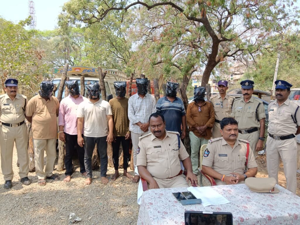 ఎర్రచందనం స్మగ్లింగ్ కు పాల్పడుతున్న 8 మంది స్మగ్లర్ల అరెస్టు.ఖాజీపేట పోలీసులు