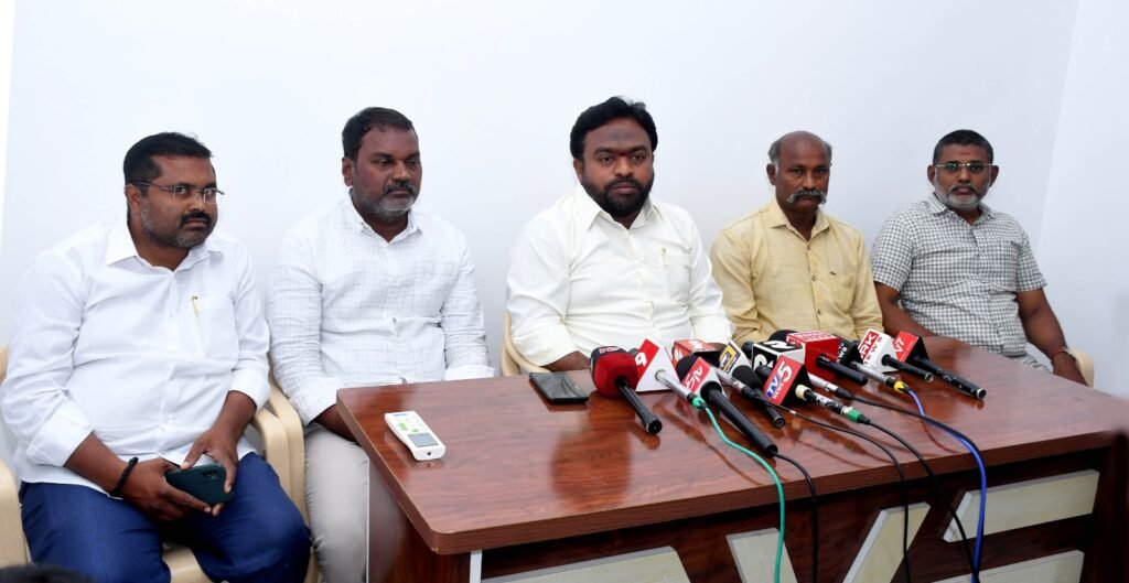 ఫిషింగ్ బోట్ల అక్రమ చొరబాటు నియంత్రణకు ప్రత్యేక చర్యలు  మన రాష్ట్ర సరిహద్దుల్లో పెట్రోలింగ్ బోటు