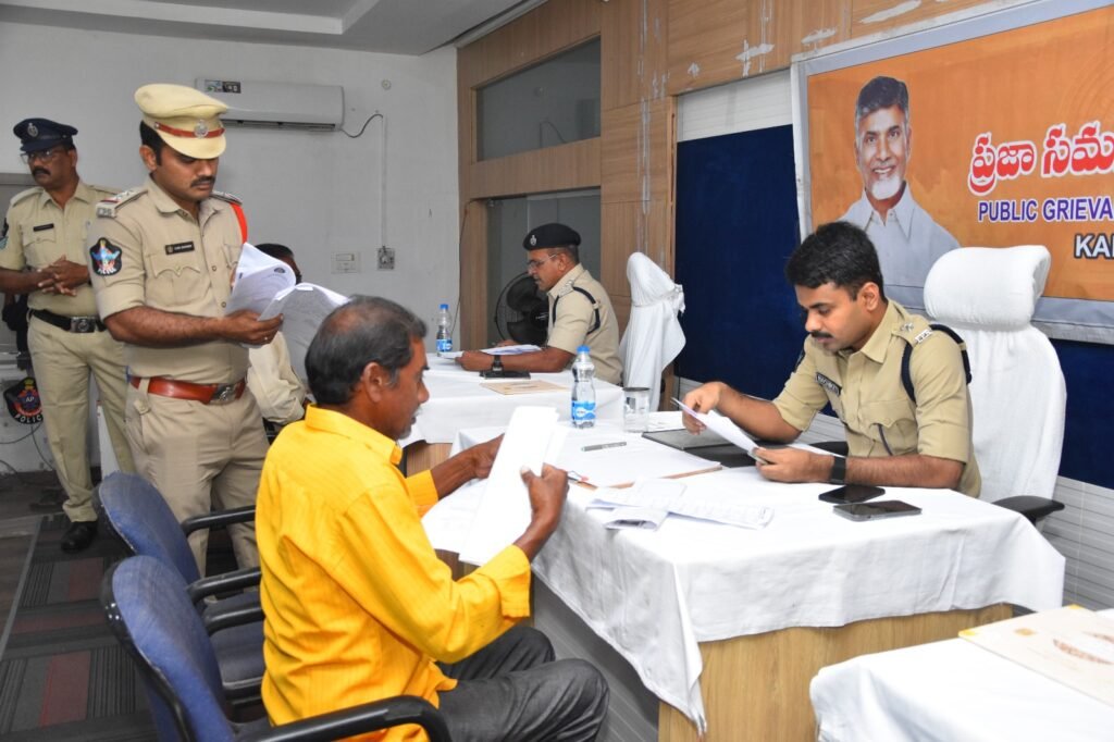 ఫిర్యాదులను నిర్ణీత గడువు లోగా పరిష్కరించాలి – జిల్లా ఎస్పీ శ్రీ షెల్కే నచికేత్ విశ్వనాథ్ ఐ.పి.ఎస్ 