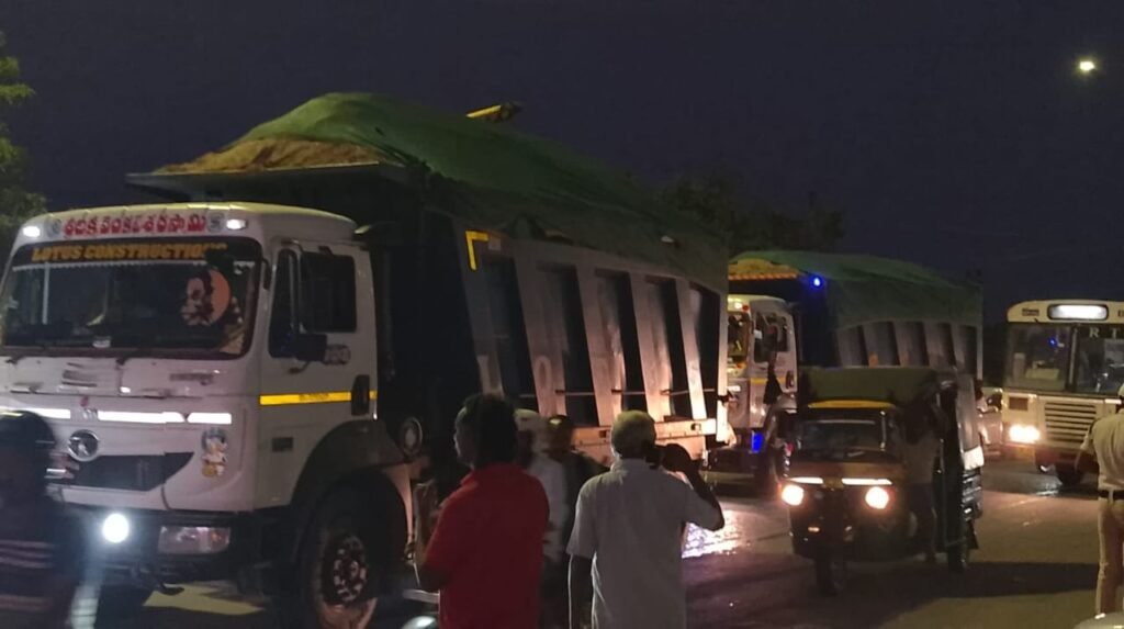 తృటిలో తప్పిన పెను ప్రమాదం ఇబ్రహీంపట్నం రింగులో ద్విచక్ర వాహనదారులకు ప్రమాదకర పరిస్థితూ లు.