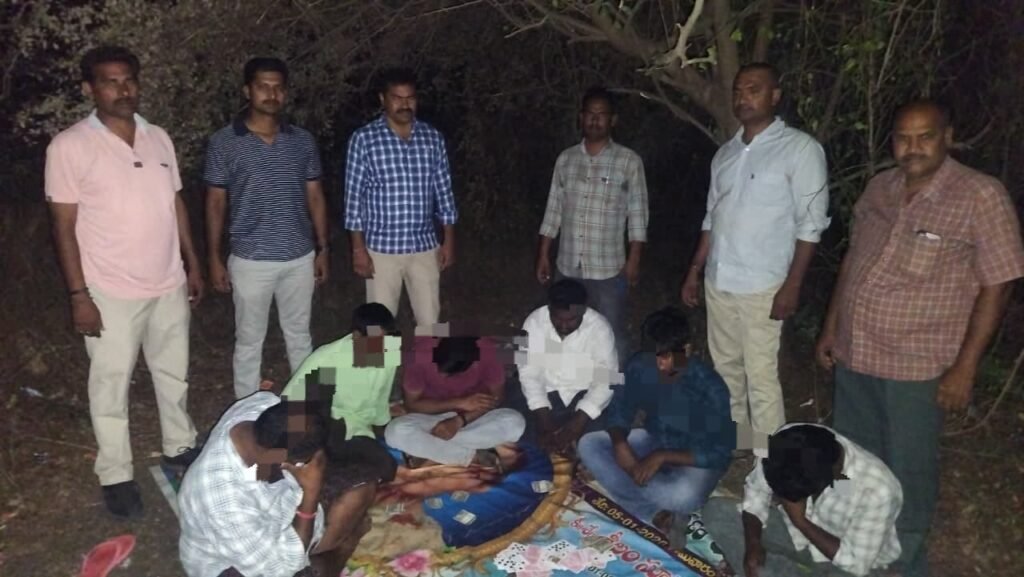 పేకాట గ్యాంగ్‌పై పోలీసుల రైడ్ – ఆరుగురు అరెస్ట్  రూ 5,550నగదు, బైక్ సీజ్