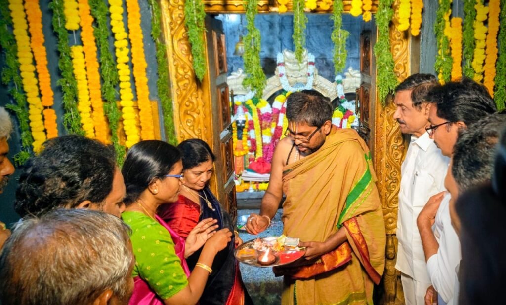 చల్లగిరిగెల గ్రామంలో వెలసిన శ్రీ పట్టాభిరామ స్వామి ఆలయంలో శ్రీరామనవమి పర్వదినం సందర్భంగా ఎమ్మెల్సీ డీసీ గోవిందరెడ్డి, వారి సతీమణి తులసమ్మ , ఎమ్మెల్యే డాక్టర్ సుధమ్మ స్వామివారిని భక్తి శ్రద్ధలతో దర్శించుకున్నారు