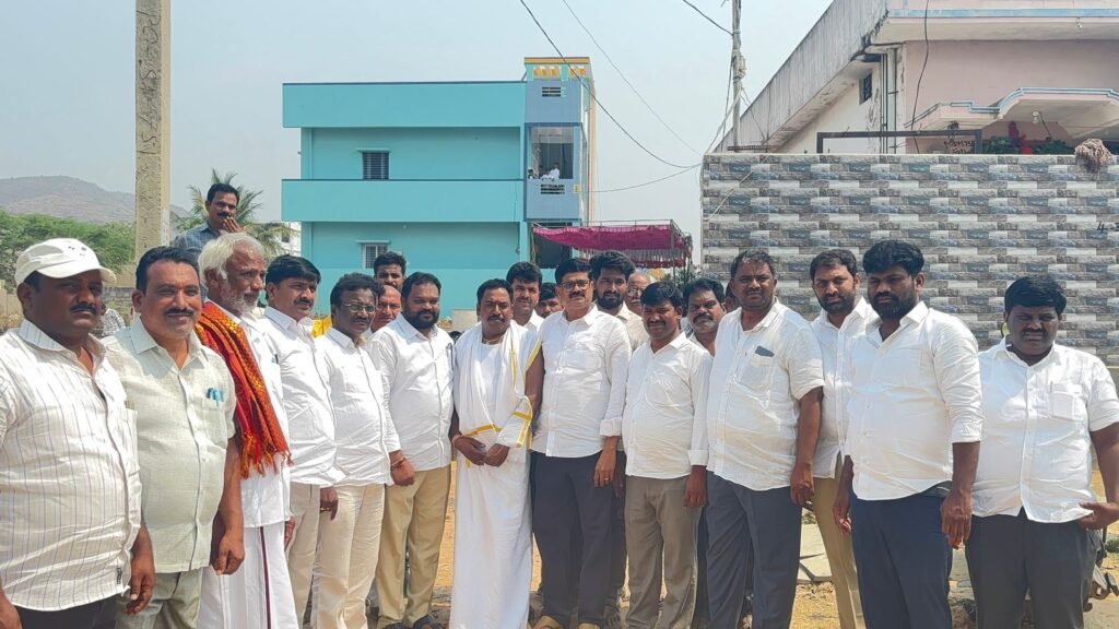 పసుపులేటి వారి నూతన గృహప్రవేశ కార్యక్రమంలో పాల్గొన్న కడప డీసీసీ బ్యాంక్ చైర్మన్ మంచూరు సూర్యనారాయణ రెడ్డి