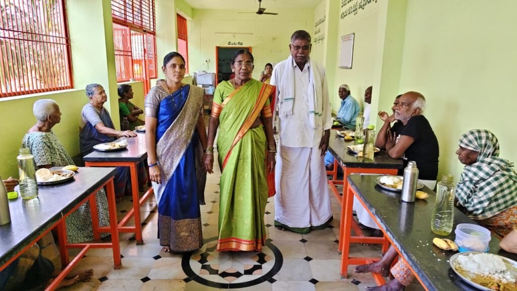 వివేకానంద సేవాశ్రమంలో వృద్ధులకు అన్నదానం