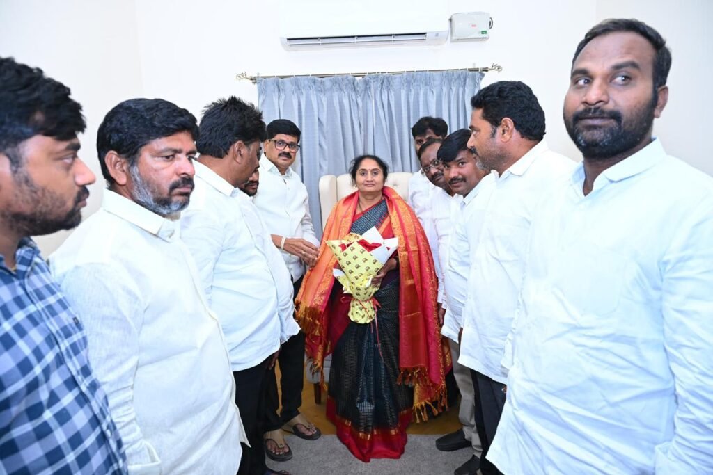 కడప జిల్లా ఇన్చార్జ్ మంత్రివర్యులు సవితమ్మ గారిని మర్యాదపూర్వకంగా కలిసిన డిసిసి బ్యాంక్ చైర్మన్ మంచూరు సూర్యనారాయణ రెడ్డి