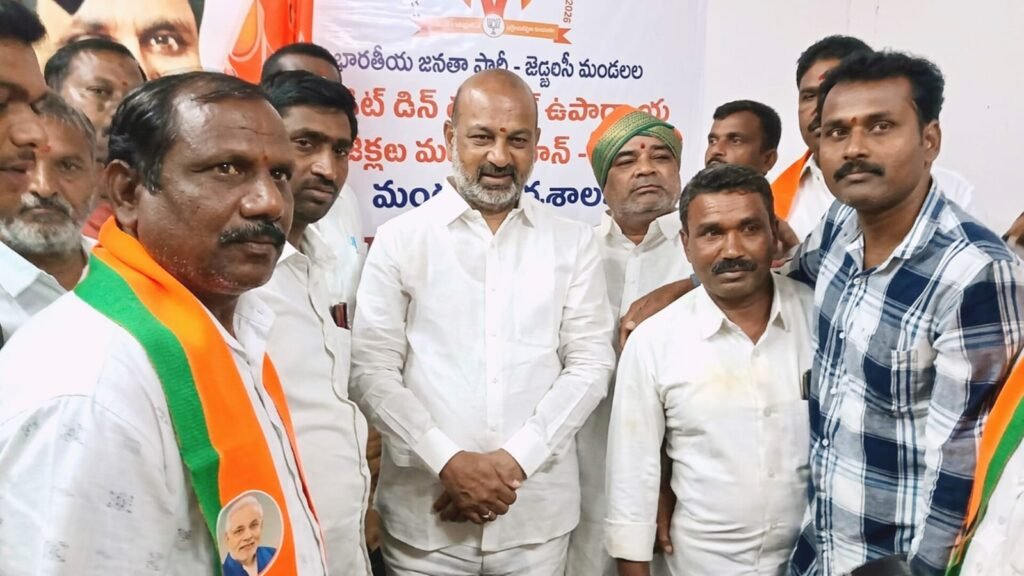 బెజ్జంకి లక్ష్మీనరసింహ స్వామి దర్శించిన బండి సంజయ్‌కు ఘన స్వాగతం