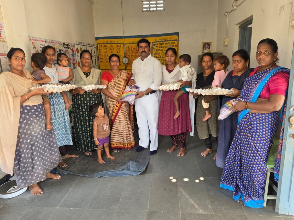 అంగన్‌వాడీ కేంద్రంలో బాలామృతం, కోడిగుడ్లు పంపిణీ చేసిన సర్పంచ్ మల్లేష్ గౌడ్