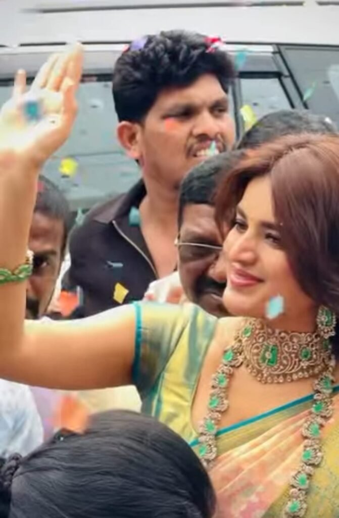 కామారెడ్డిలో హీరోయిన్ నిధి అగర్వాల్; సందడి..విశాల షాపింగ్ మాల్ ప్రారంభోత్సవం లో&nbsp; కిక్కిరిసిన జనాలు!!గ్రాండ్ ఓపెనింగ్‌లో గ్లామర్ షో,ఫ్యాషన్ షో, స్టార్ షోతో మెరిసిన ప్రారంభ వేడుక!!