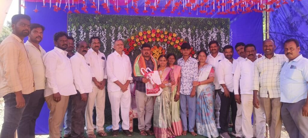 నూతన ఫల పుష్పాలంకరణ వేడుకల్లో చిన్నారిని ఆశీర్వదించిన మాజీ ఎమ్మెల్యే<br>గండ్ర వెంకట రమణారెడ్డి