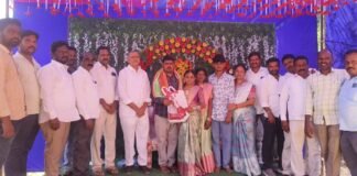 నూతన ఫల పుష్పాలంకరణ వేడుకల్లో చిన్నారిని ఆశీర్వదించిన మాజీ ఎమ్మెల్యేగండ్ర వెంకట రమణారెడ్డి