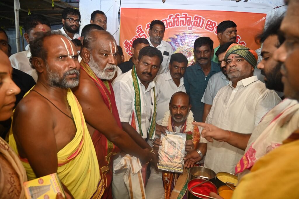 లక్ష్మీ నరసింహ స్వామిని దర్శించుకున్న కేంద్రమంత్రి బండి సంజయ్