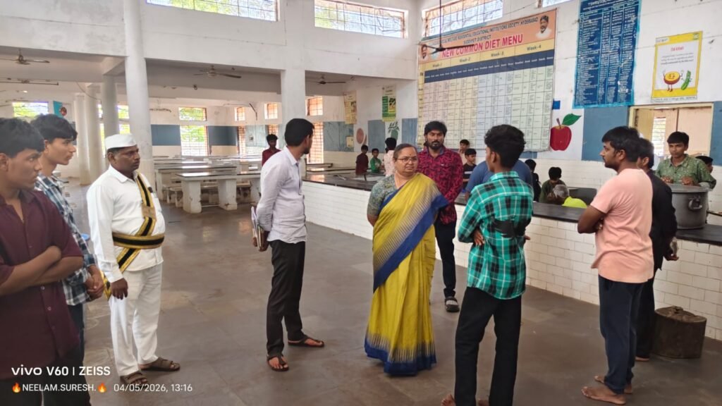 మిరుదొడ్డి మండలంలోని అల్వాల్ గ్రామంలో గల తెలంగాణ సాంఘిక సంక్షేమ బాలుర గురుకుల పాఠశాల మరియు జూనియర్ కళాశాలను జిల్లా కలెక్టర్ కె. హైమావతి ఆకస్మికంగా సందర్శించి మధ్యాహ్న భోజన పక్రియను క్షేత్రస్థాయిలో పరిశీలించారు..