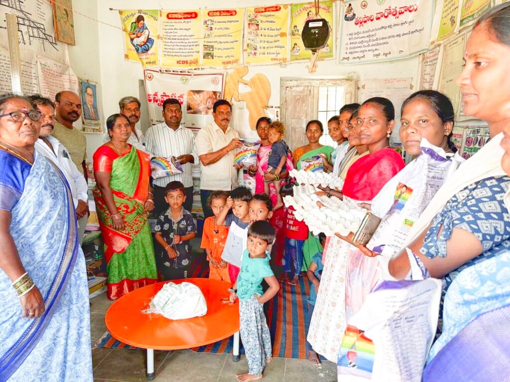 బెజ్జంకి అంగన్వాడి కేంద్రంలో  గర్భిణీలు, బాలింతలకు పౌష్టికాహారం పంపిణీ