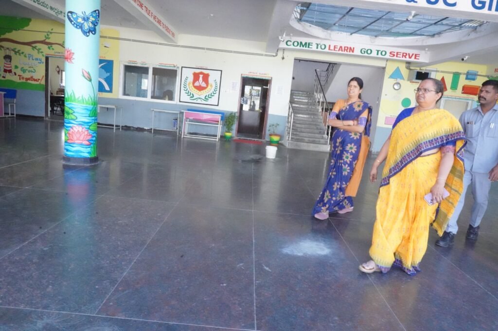 గురుకుల విద్యాలయాలలో, సంక్షేమ వసతి గృహాలలో వంట గదులను శుభ్రంగా ఉంచుకోవాలని జిల్లా కలెక్టర్ కే.హేమావతి ఆదేశించారు..