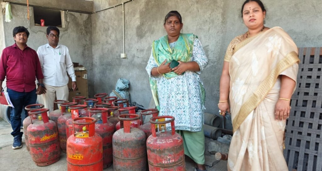 బేగంపేటలో అక్రమంగా గ్యాస్ సిలిండర్ల నిల్వ – 19 సిలిండర్లు స్వాధీనం
