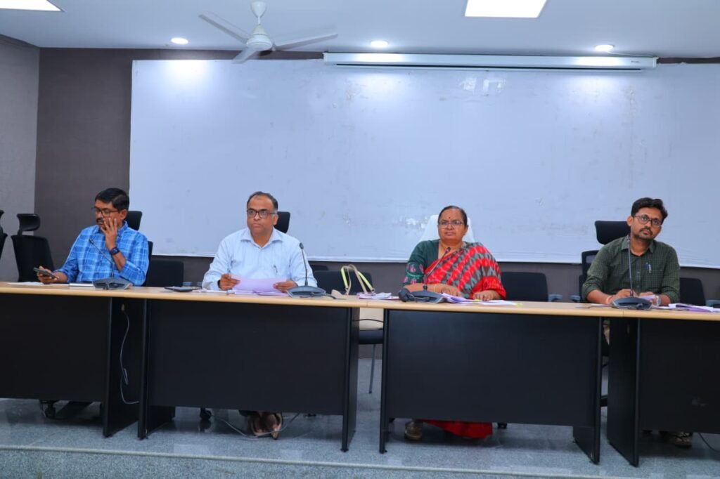పలు అభివృద్ధి కార్యక్రమాల నిర్వహణ గూర్చి తహశీల్దార్లు, ఎంపిడిఓ, మున్సిపల్ కమిషనర్లు, హౌసింగ్ ఏఈ లతో జిల్లా కలెక్టర్ కె హైమావతి సమీక్ష..