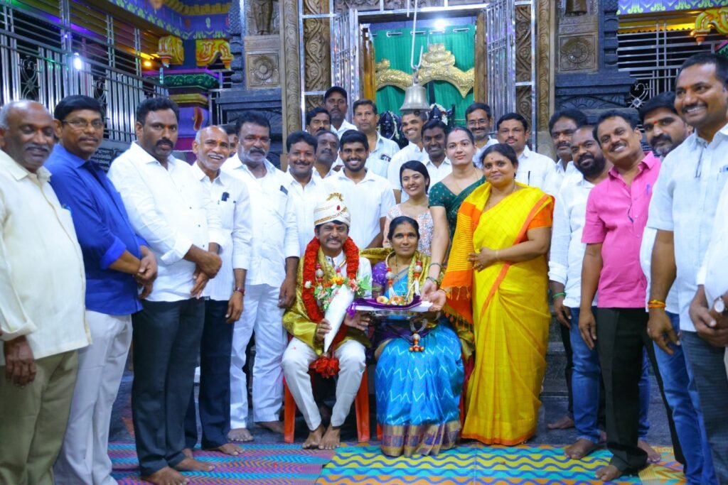 సర్పంచ్ గా చిత్తా రవి ప్రకాష్ రెడ్డి సేవలు మరువలేనివి.