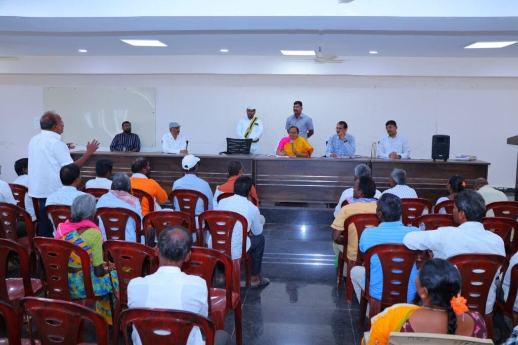 హుస్నాబాద్ ఇండస్ట్రియల్ పార్క్ లో భూమిని కోల్పోతున్న బాధిత రైతులకు ప్రభుత్వపరంగా అన్ని విధాలుగా అండగా ఉంటామని, భూ సేకరణకు రైతులు సహకరించాలని జిల్లా కలెక్టర్ కె హైమావతి తెలిపారు..