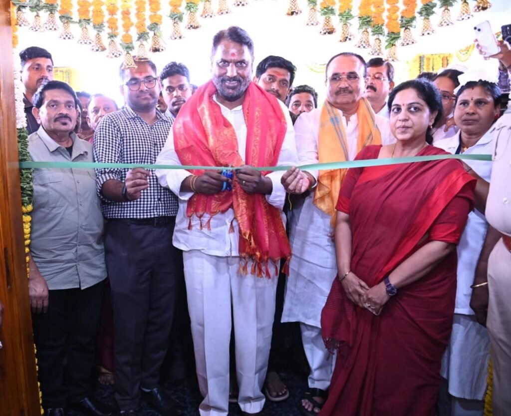 ప్రజలందరికీ నాణ్యమైన వైద్యం అందించడమే ప్రభుత్వ ధ్యేయం…<br>-రాష్ట్ర సంక్షేమ శాఖా మంత్రి అడ్లూరి లక్ష్మణ్ కుమార్.<br>-ఆరోగ్యం అనేది మానవునికి అత్యంత గొప్పది.<br>-నందిమేడారంలో 30 పడకల సామాజిక ఆరోగ్య కేంద్రాన్ని ప్రారంభించిన మంత్రి.