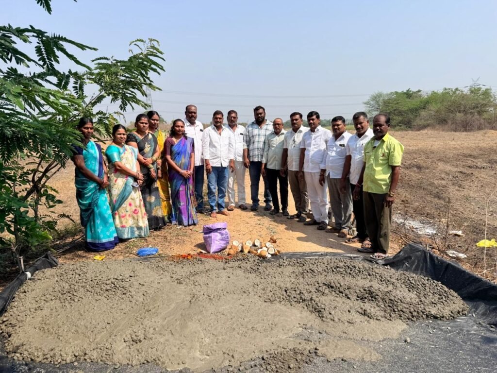 బెజ్జంకి క్రాసింగ్ గ్రామంలో సీసీ రోడ్డు పనులకు శ్రీకారం