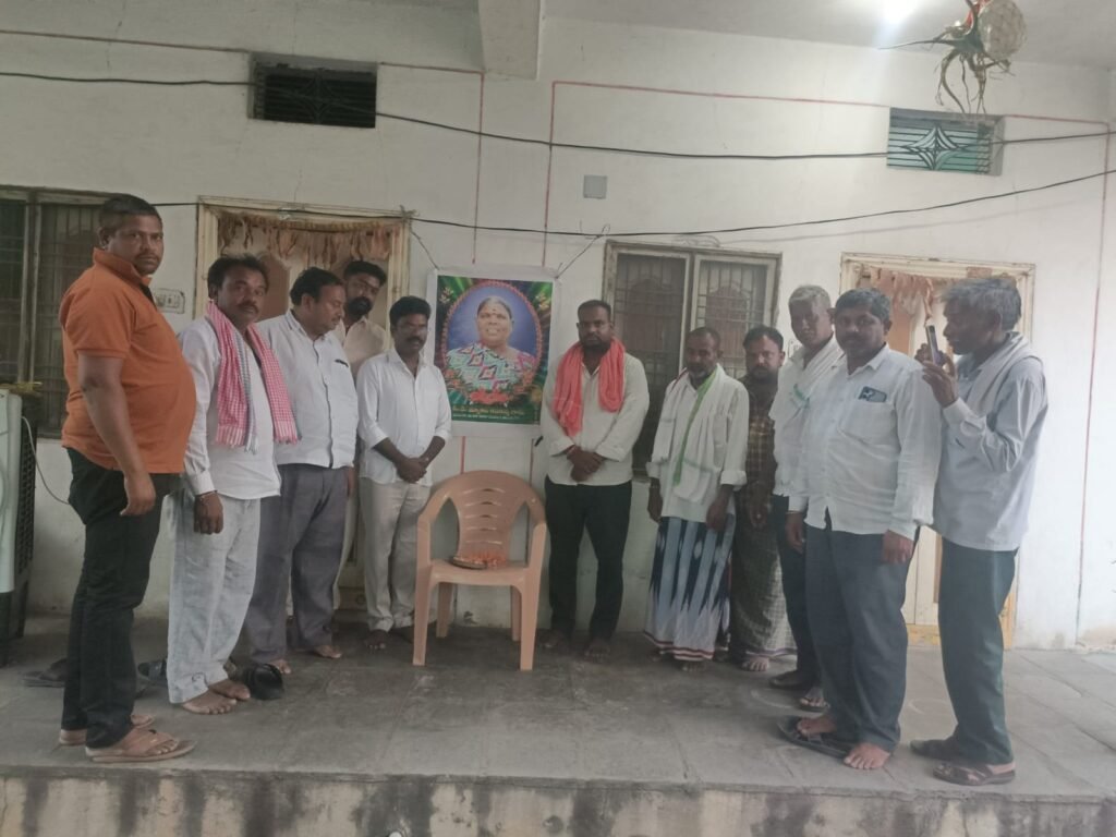 మృతురాలి కుటుంబాన్ని పరామర్శించిన