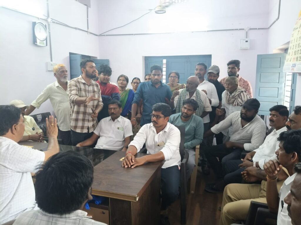 బెజ్జంకి గ్రామంలో పందుల పెంపకంపై గ్రామస్తుల ఆగ్రహం  తక్షణ చర్యలకు సర్పంచ్ హామీ