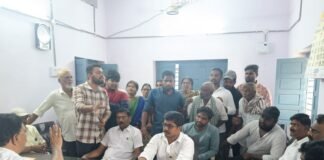 బెజ్జంకి గ్రామంలో పందుల పెంపకంపై గ్రామస్తుల ఆగ్రహం తక్షణ చర్యలకు సర్పంచ్ హామీ