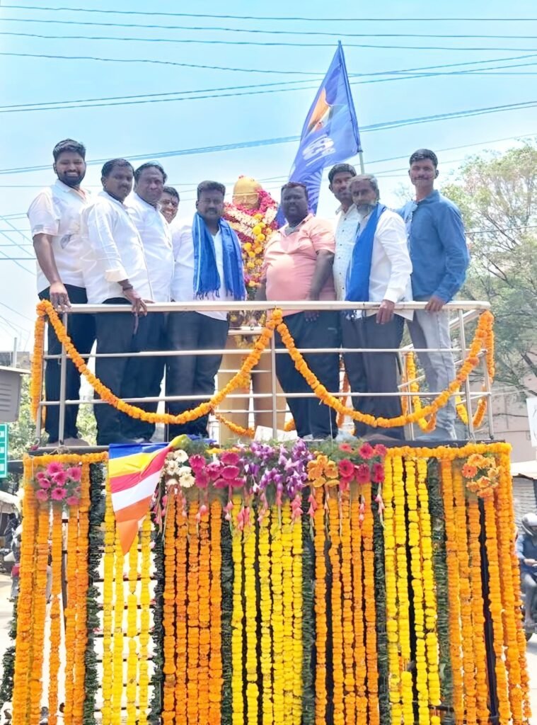 అంబేద్కర్ విగ్రహానికి పూలమాల వేసిన మాజీ కౌన్సిలర్ షేక్ జహంగీర్