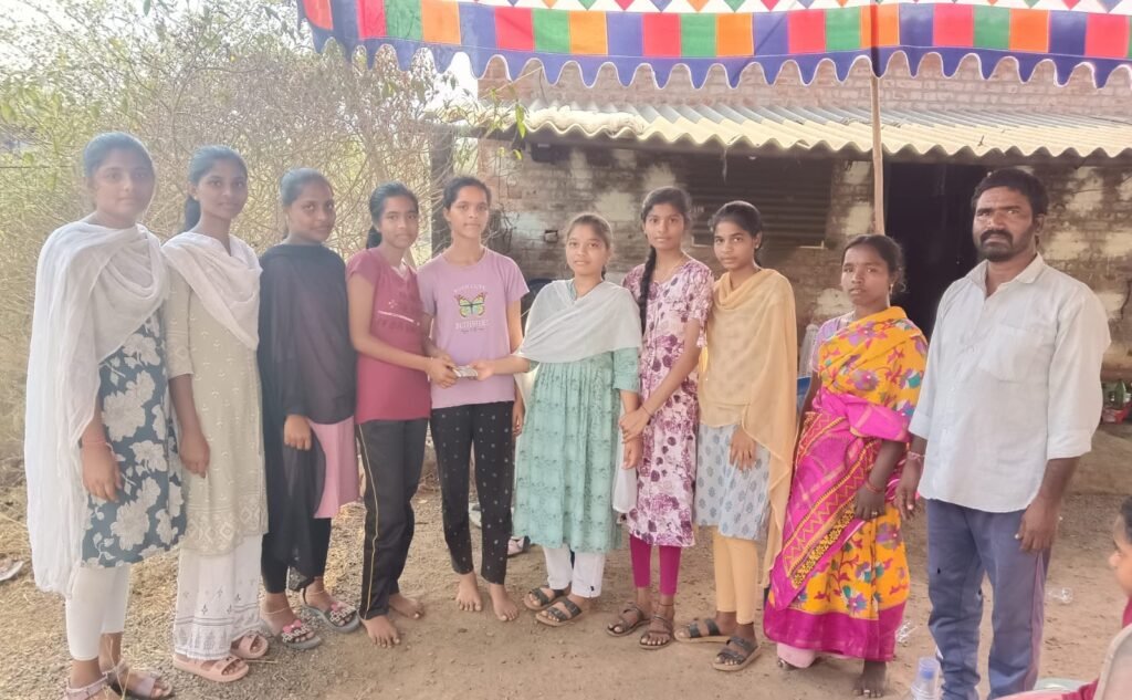 నాడు తల్లిని నేడు తండ్రిని కోల్పోయిన స్నేహితురాలిని పరామర్శించినా..<br><br>అమీనాబాద్ మోడల్ స్కూల్ కళాశాల విద్యార్థినిలు.