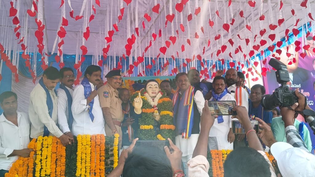 అంబేద్కర్ ఆలోచనలతోనే అన్ని వర్గాలకు న్యాయం*<br><br>*అందరికీ స్ఫూర్తి అంబేద్కర్* <br><br>*రాష్ట్ర కార్మిక, మైనింగ్, ఉపాధి కల్పన శాఖ మంత్రి డాక్టర్ గడ్డం వివేక్ వెంకటస్వామి*