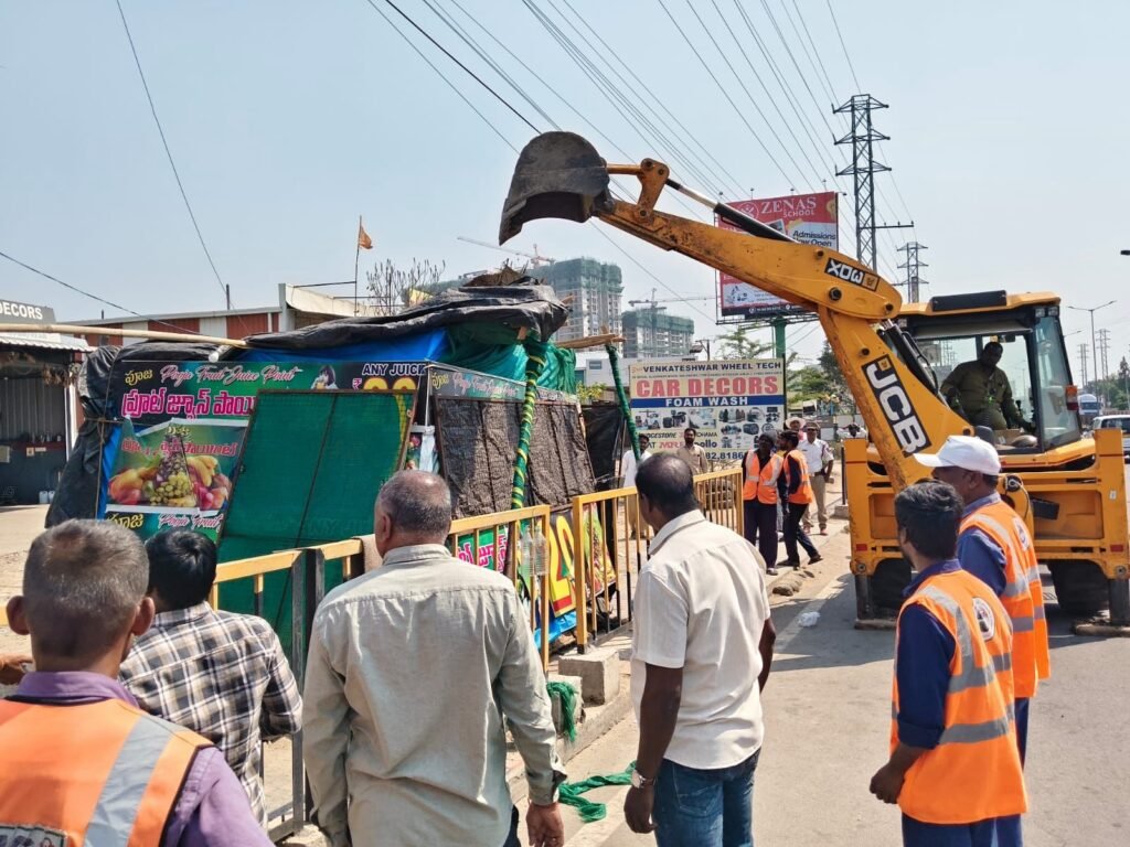 ఘట్‌కేసర్‌లో ఫుట్‌పాత్ అక్రమణల తొలగింపు