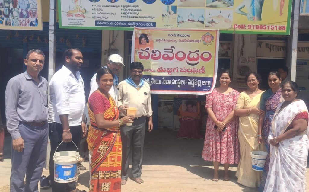 ఎండ తీవ్రత నేపథ్యంలో సెంటినరీ కాలనీ మార్కెట్‌లో మజ్జిగ పంపిణీ