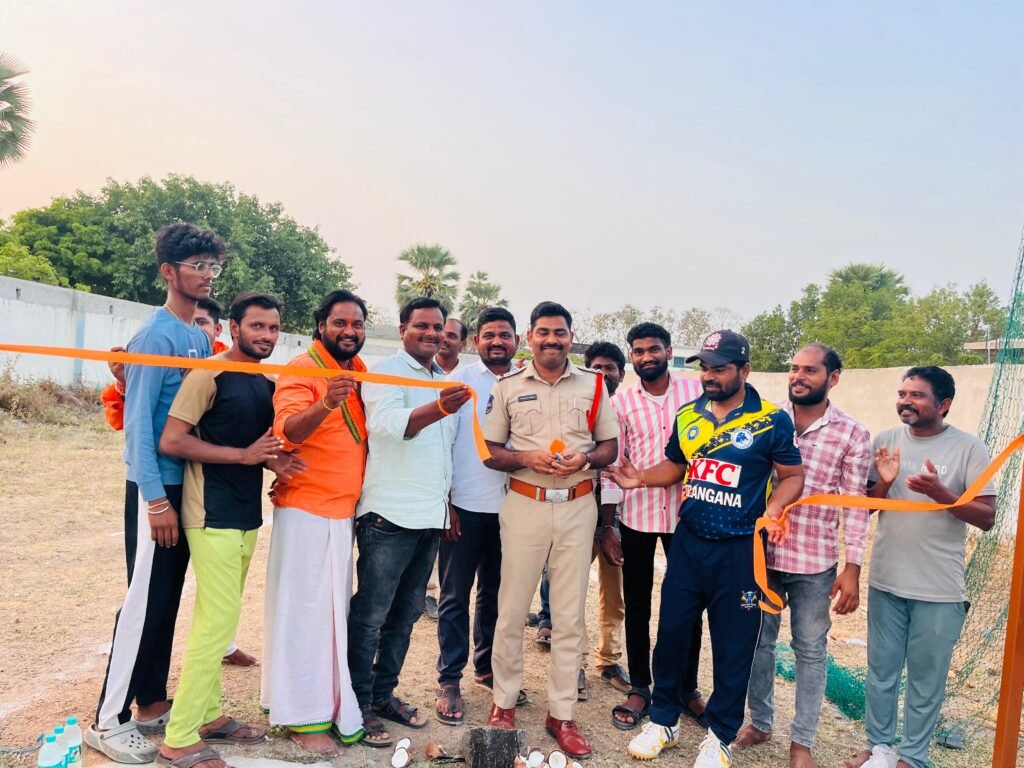 జాతీయ క్రికెటర్ పసుల రాజు ప్రాక్టీస్ పిచ్‌ను ప్రారంభించిన ఎస్సై డి. సుధాకర్*