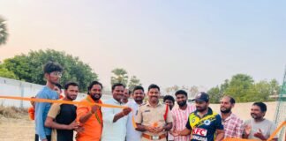 జాతీయ క్రికెటర్ పసుల రాజు ప్రాక్టీస్ పిచ్ను ప్రారంభించిన ఎస్సై డి. సుధాకర్*