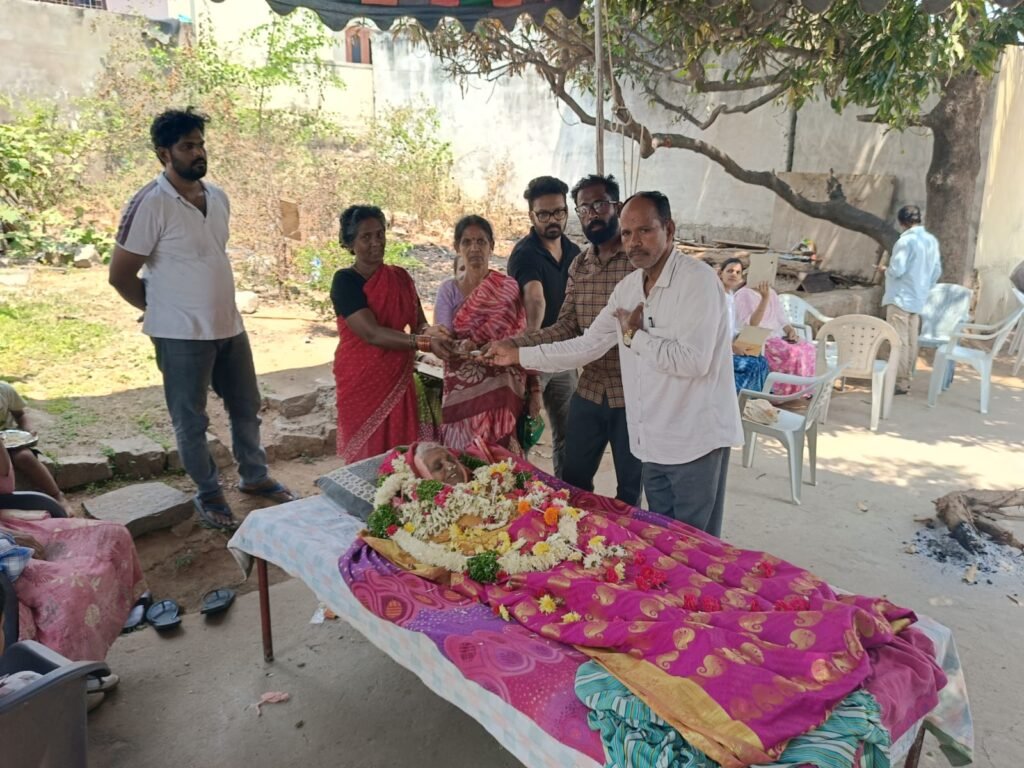 మరణించిన వ్యక్తి  కుటుంబానికి ఆర్ధిక సహాయాన్ని అందజేసిన శివరాత్రి వెంకటేష్ రాష్ట్ర వడ్డెర సంఘము ఉపాధ్యక్షులు  