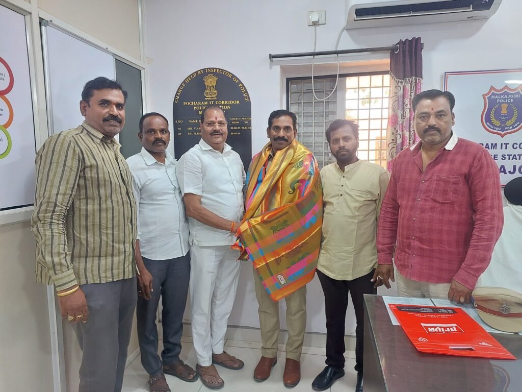 పోచారం సిఐ కనకయ్య గౌడ్ ని మర్యాదపూర్వకంగా కలిసిన సింగిరెడ్డి శ్రీనివాసరెడ్డి