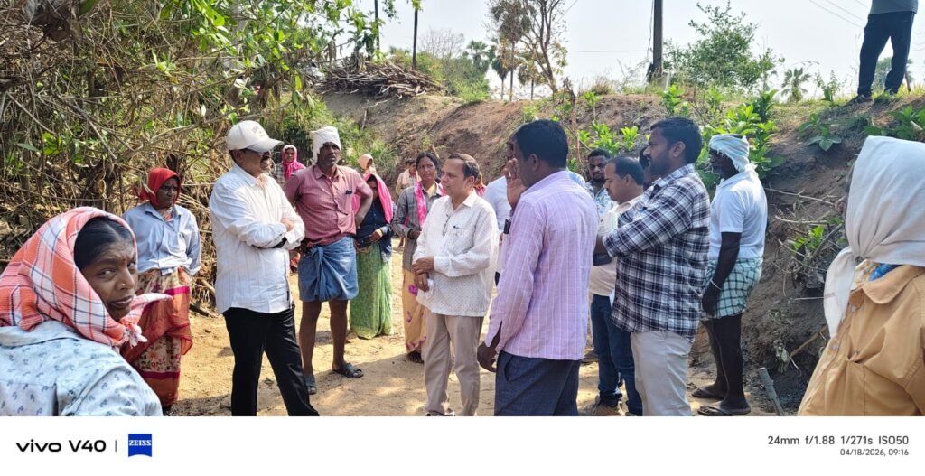 గుండారం గ్రామంలో ఉపాధి హామీ పనుల పరిశీలించిన   డిఆర్డిఎ జయదేవ్ ఆర్య