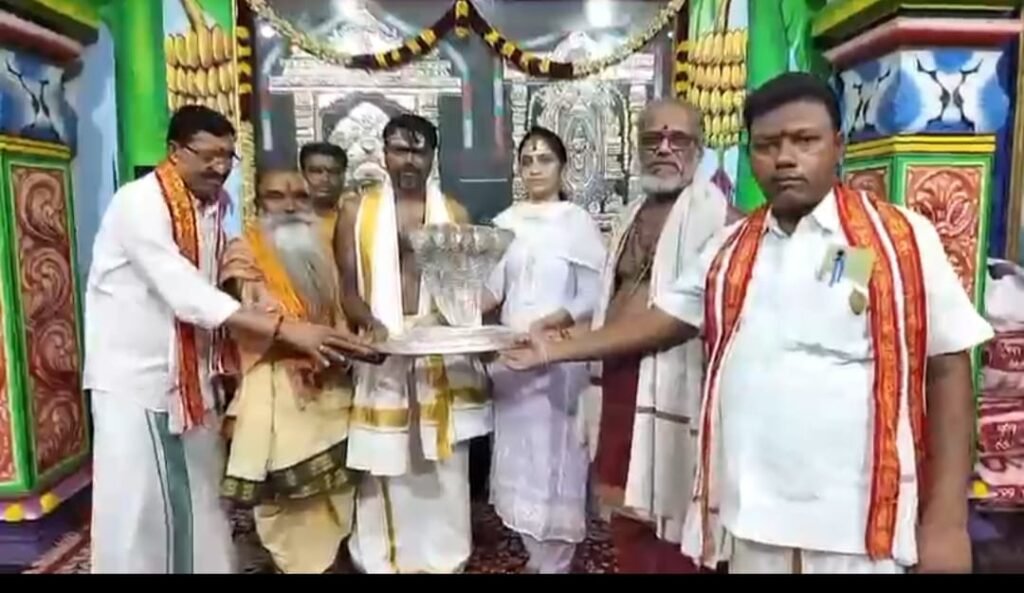 * శివయ్యకు వెండి నాగాభరణం సమర్పించారు&nbsp;