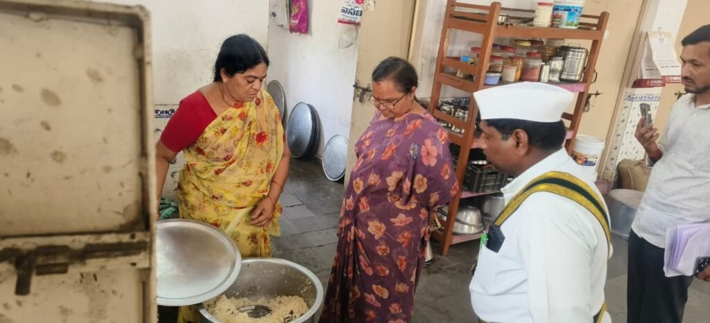 సిద్దిపేట పట్టణంలో పలు వసతి గృహాలను జిల్లా కలెక్టర్ కె. హైమావతి ఆకస్మికంగా పర్యటించారు..